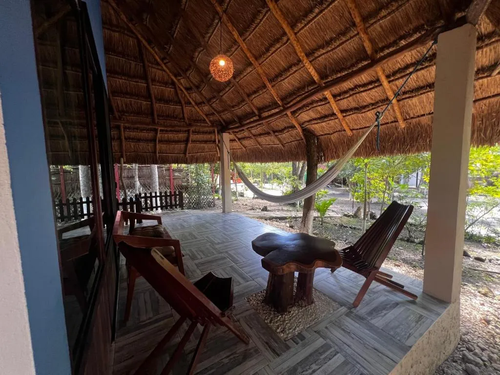 Hamacas bajo la palapa